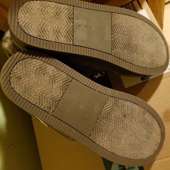 GUESS GRAY FUR LINED BOOTS - Picture 7 of 9